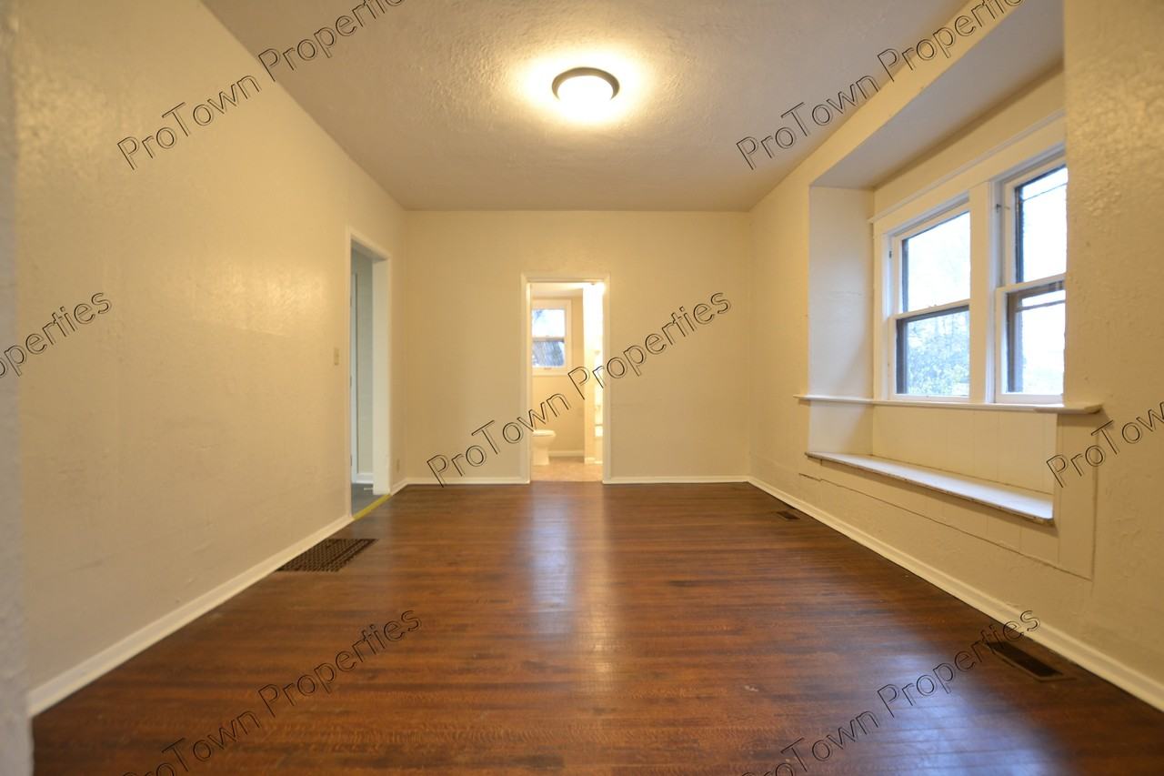 724 East Washington Street - Photo 4 of 10