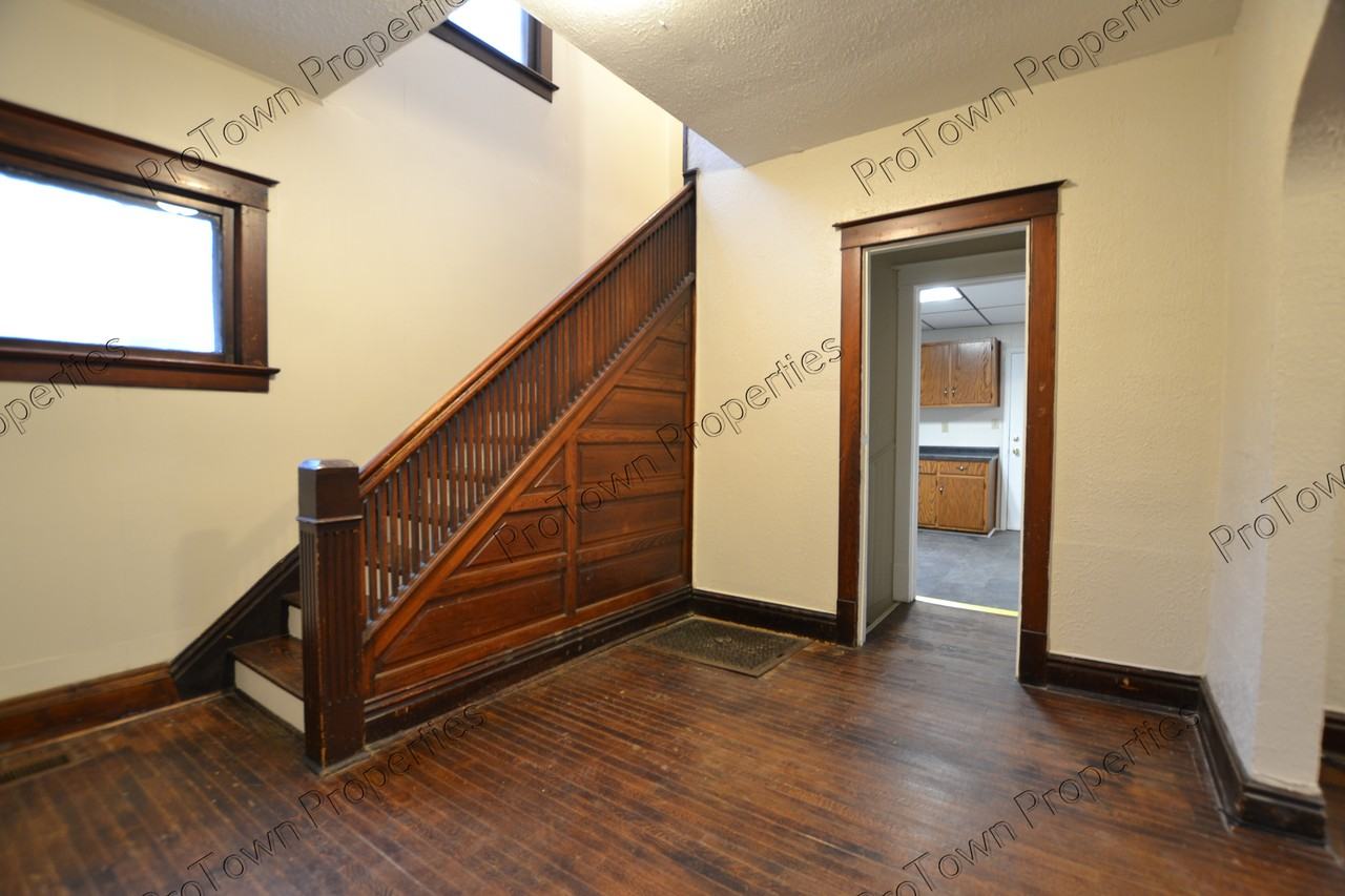 724 East Washington Street - Photo 5 of 10