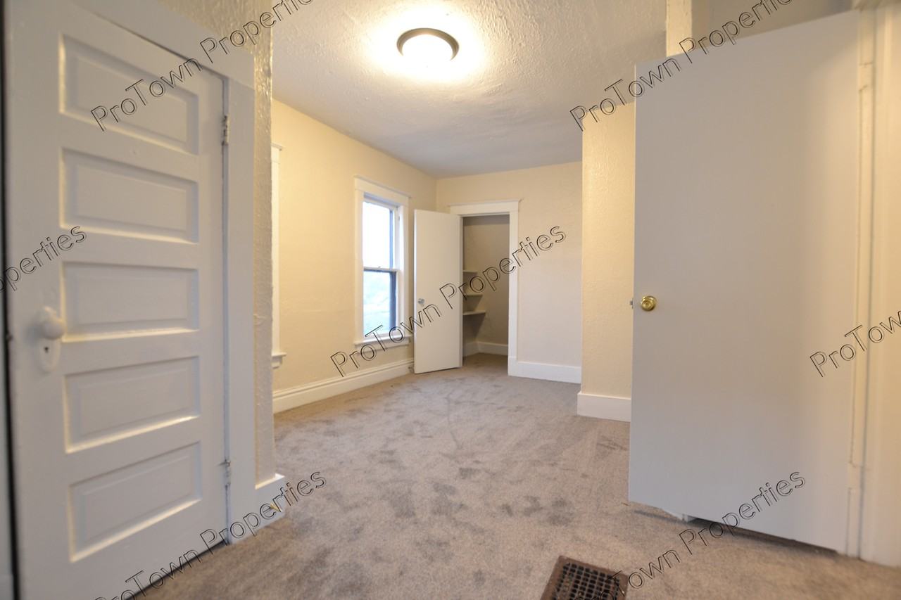 724 East Washington Street - Photo 6 of 10