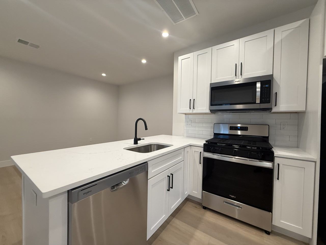 160 Main St #4 - Photo 5 of 34
