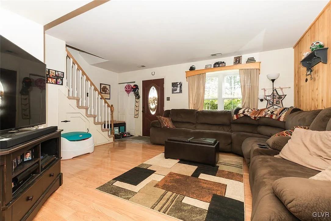 133 Cypress Dr - Photo 2 of 13