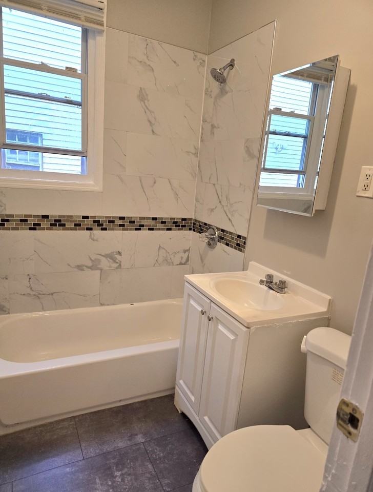27 Colleen St #1R - Photo 7 of 13