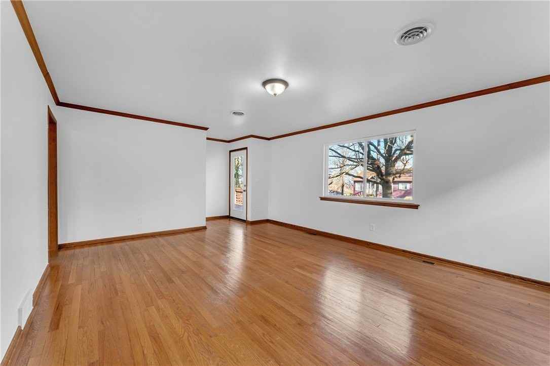 515 W Holly St - Photo 5 of 33