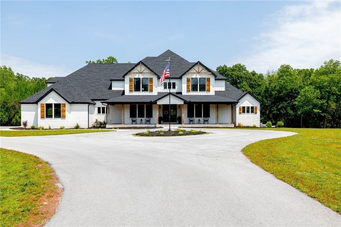 2762 Wilson Ln - Photo 4 of 50