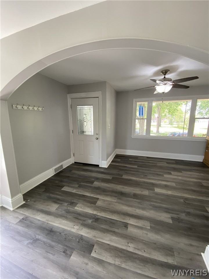 811 Columbus Pkwy - Photo 3 of 20