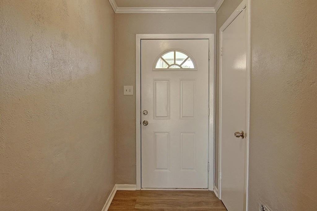 1947 Sean Dr - Photo 3 of 40