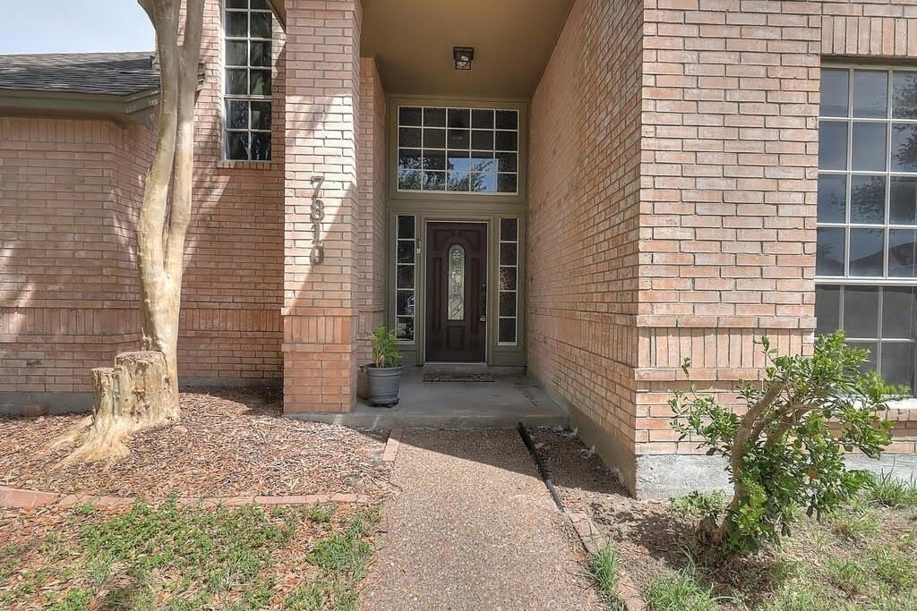 7810 Duchess St - Photo 2 of 39
