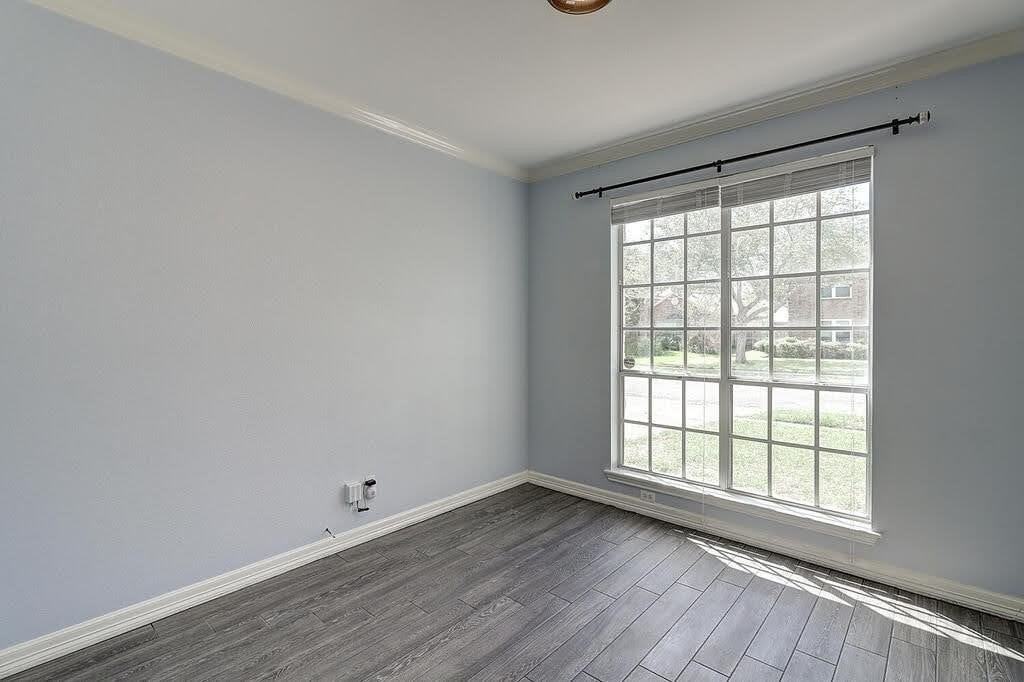 7810 Duchess St - Photo 4 of 39