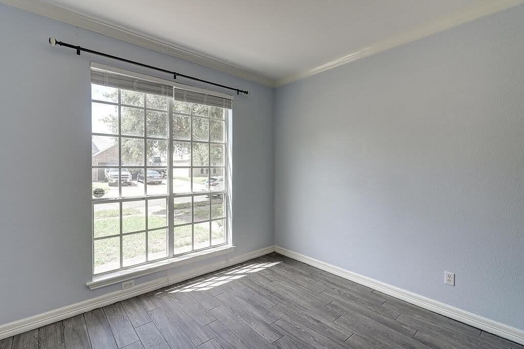 7810 Duchess St - Photo 5 of 39