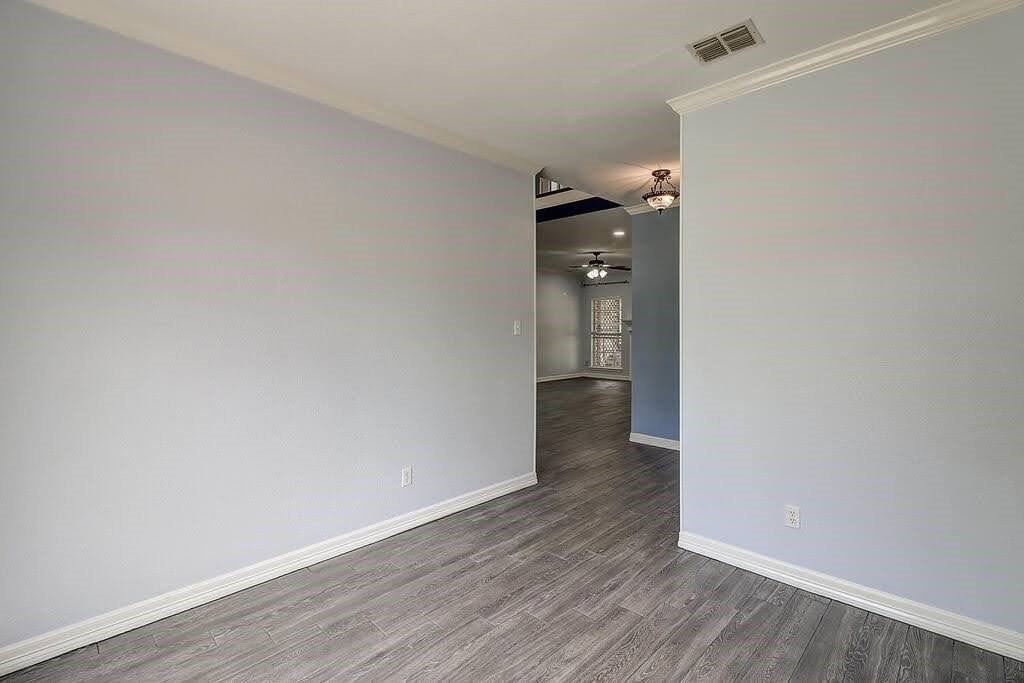 7810 Duchess St - Photo 6 of 39