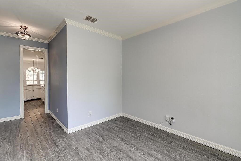 7810 Duchess St - Photo 7 of 39