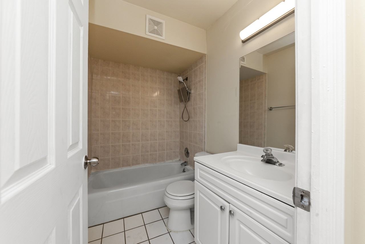 1446 N Dearborn St #C4 - Photo 7 of 8