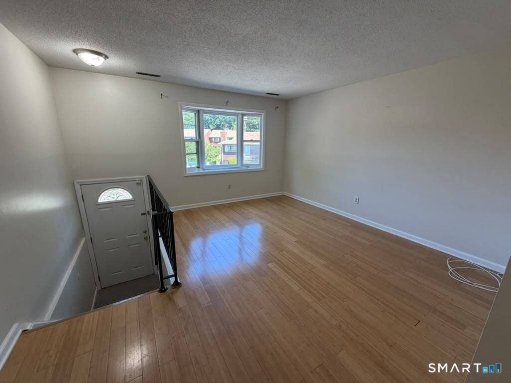 75 Leslie Rd #D - Photo 3 of 24