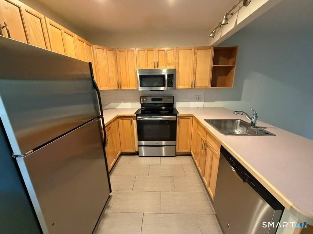 75 Leslie Rd #D - Photo 5 of 24