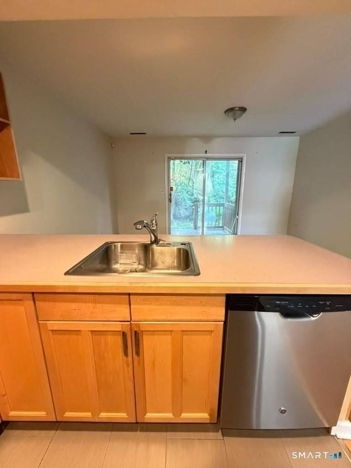 75 Leslie Rd #D - Photo 6 of 24