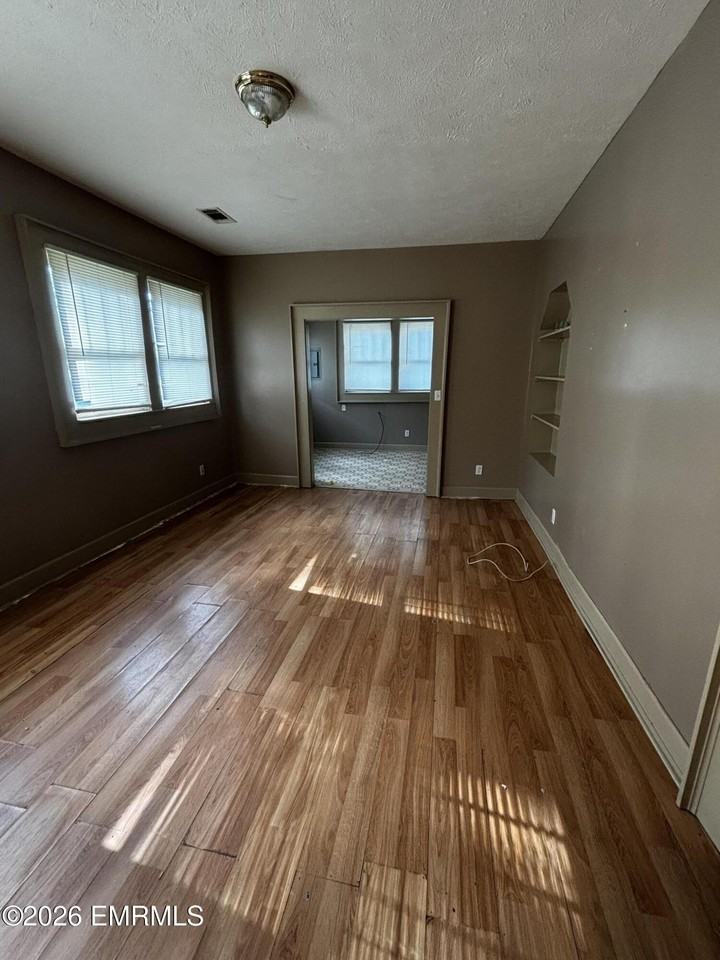 2122 26th Ave - Photo 3 of 5