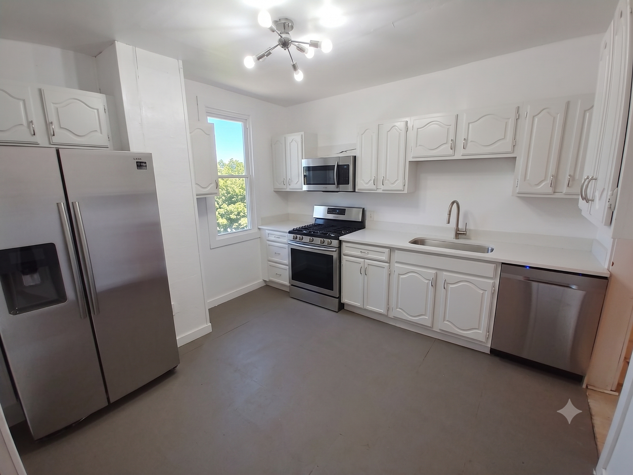 640 Lillian St - Photo 2 of 6