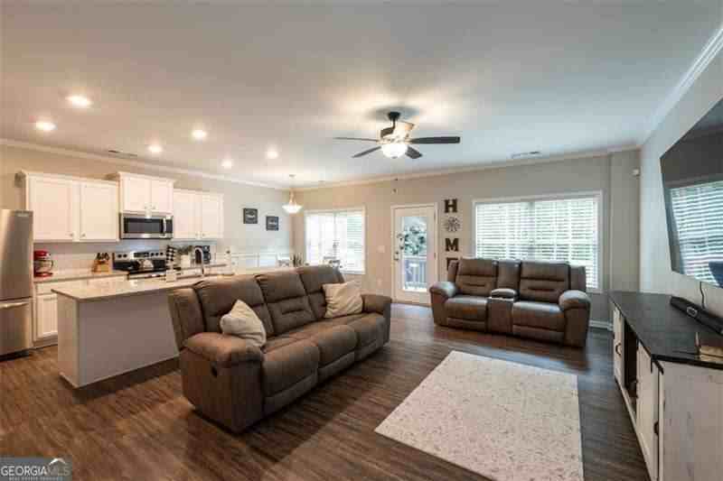 819 Ash St - Photo 3 of 33