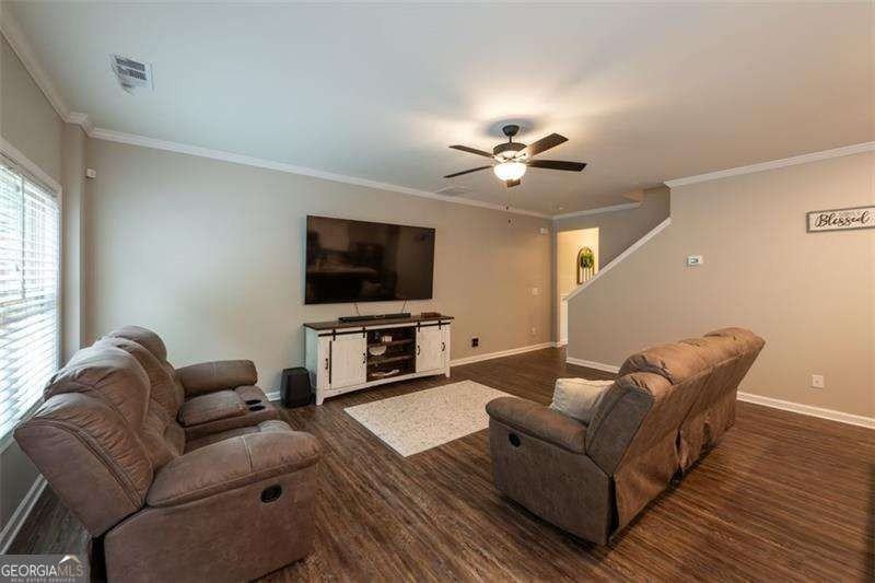 819 Ash St - Photo 5 of 33