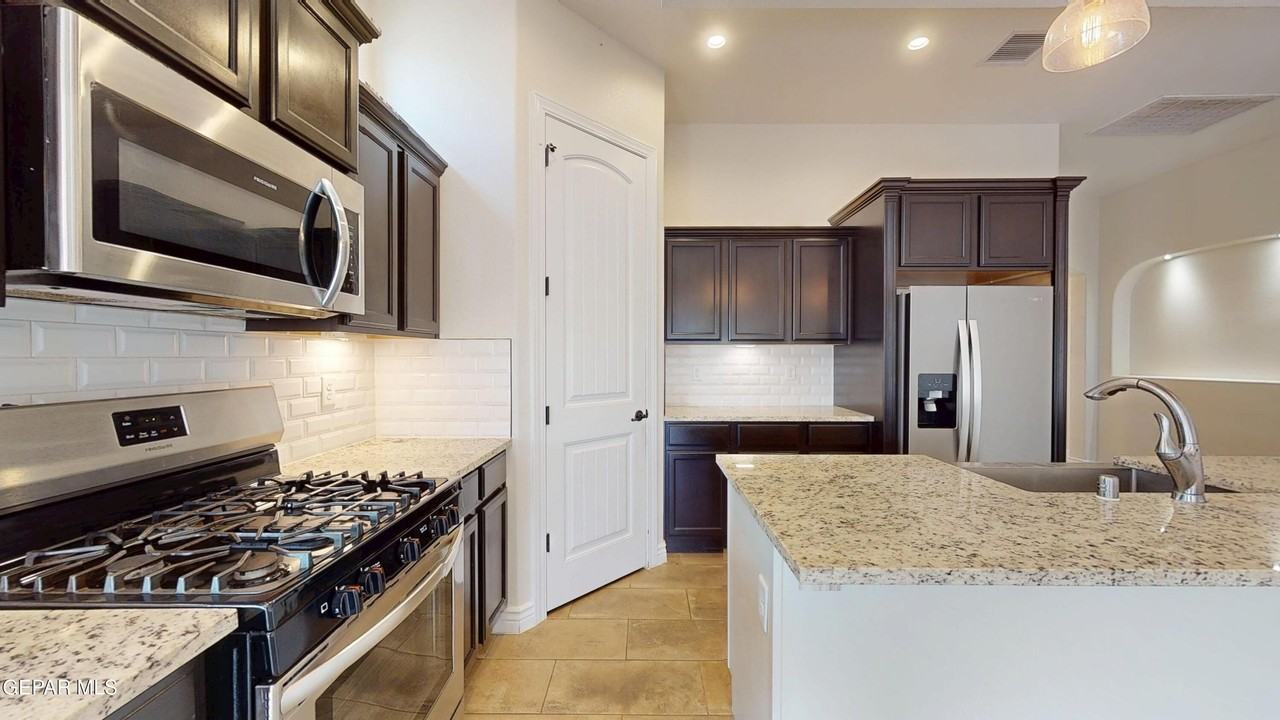 14741 Tierra Harbor Ave - Photo 6 of 45