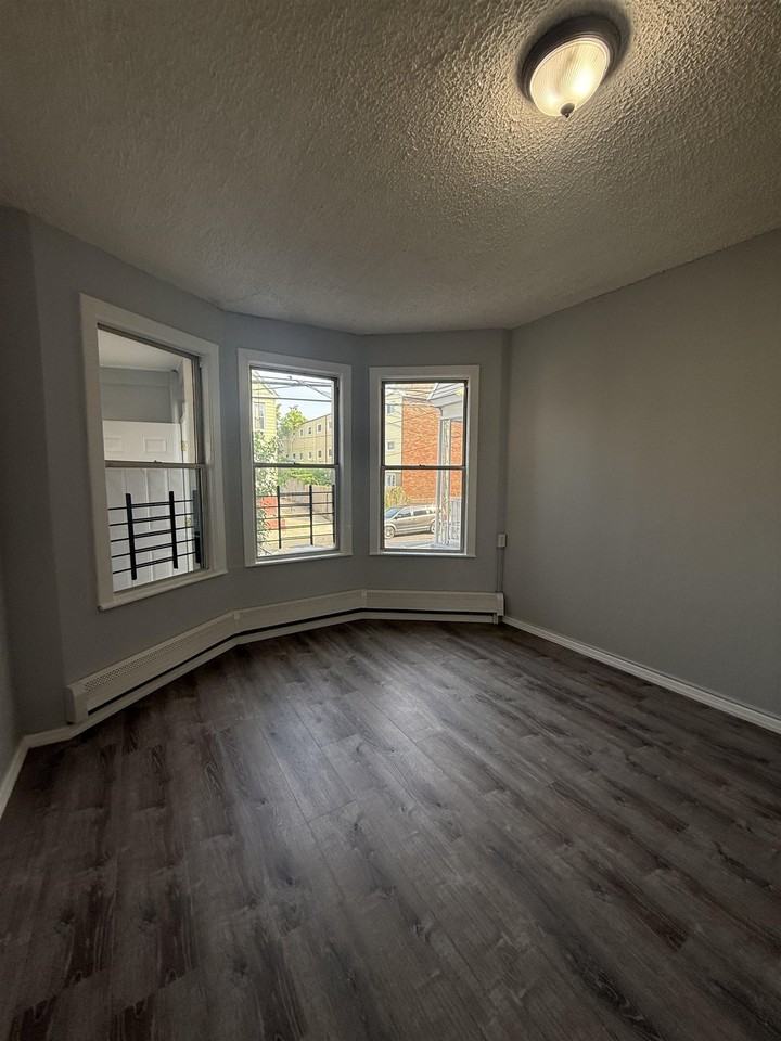 631A Garfield Ave #1 - Photo 3 of 14
