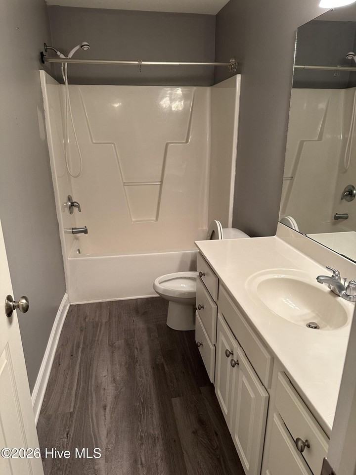 205 S Pointe Dr #B - Photo 7 of 7
