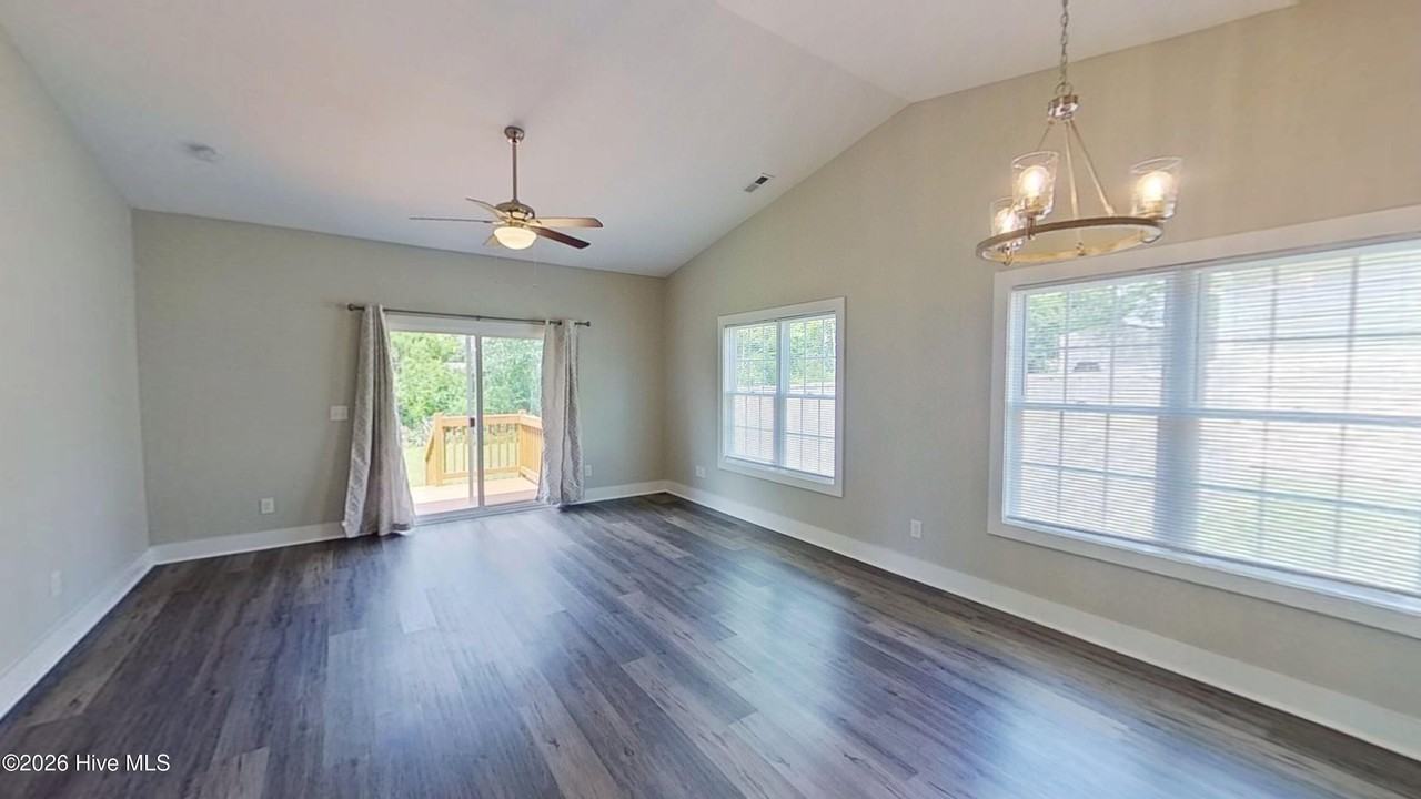 305 Cypress Ave - Photo 3 of 23