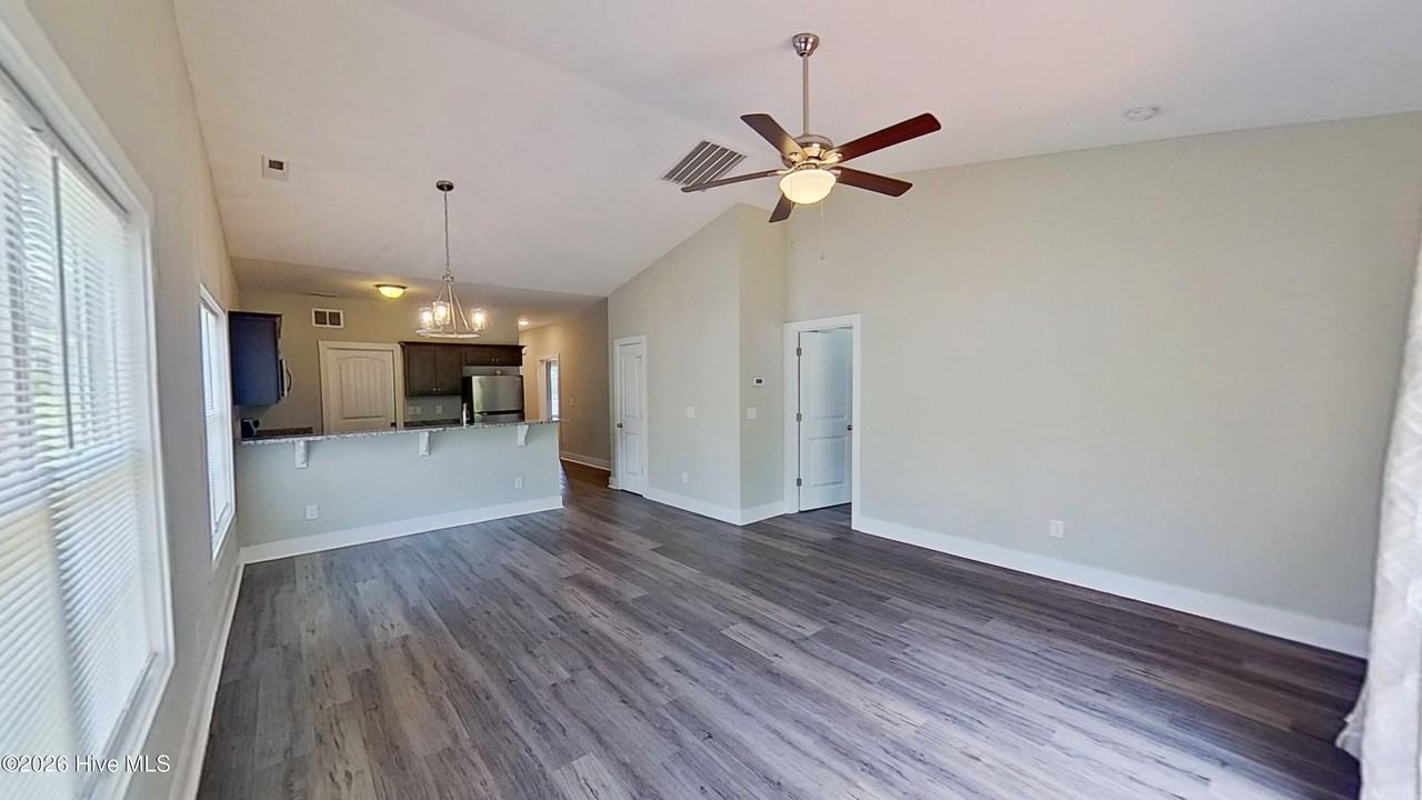 305 Cypress Ave - Photo 4 of 23