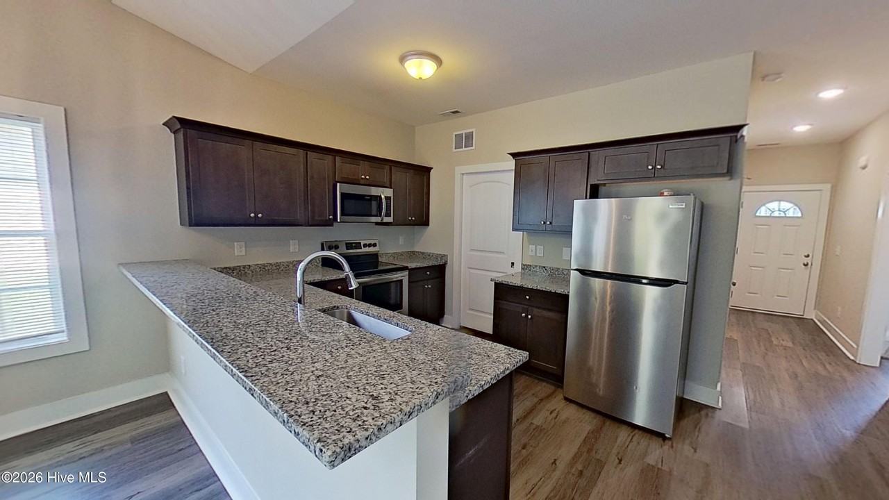 305 Cypress Ave - Photo 5 of 23