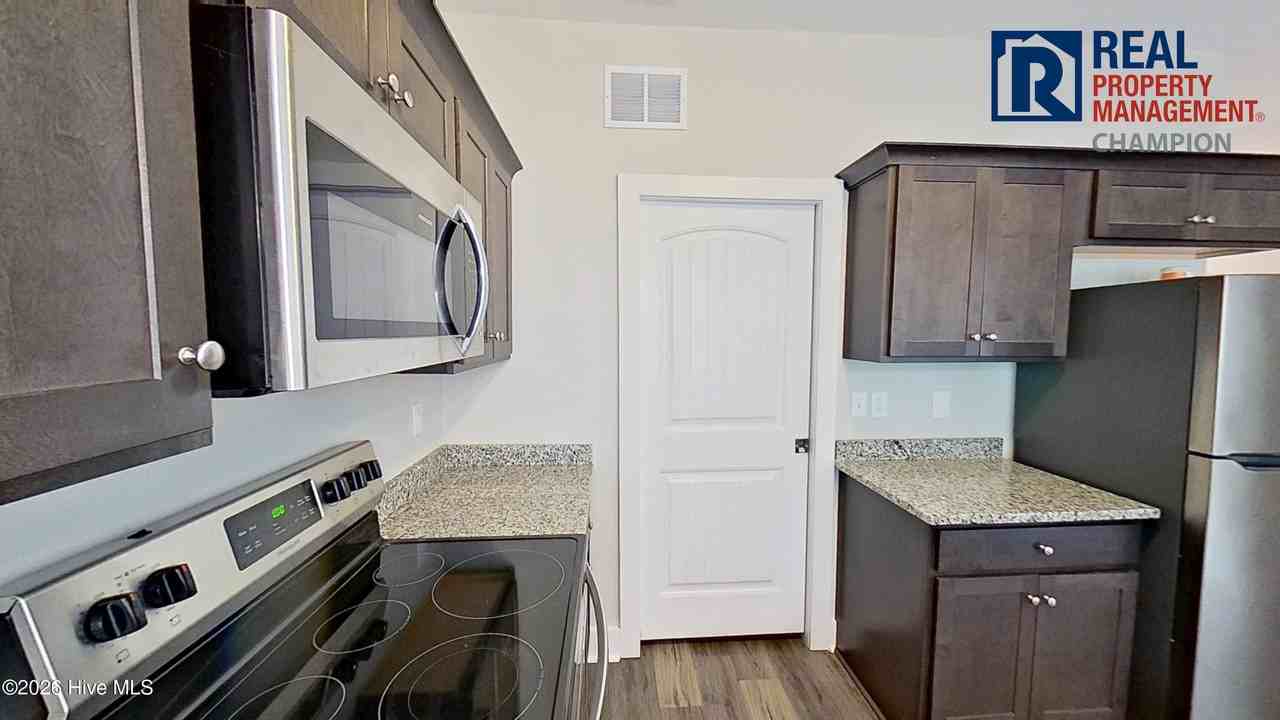 305 Cypress Ave - Photo 7 of 23