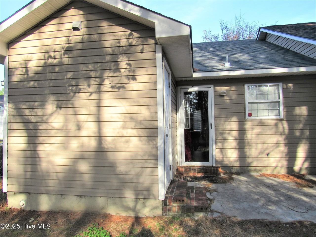 108 Glenside Ct - Photo 2 of 17