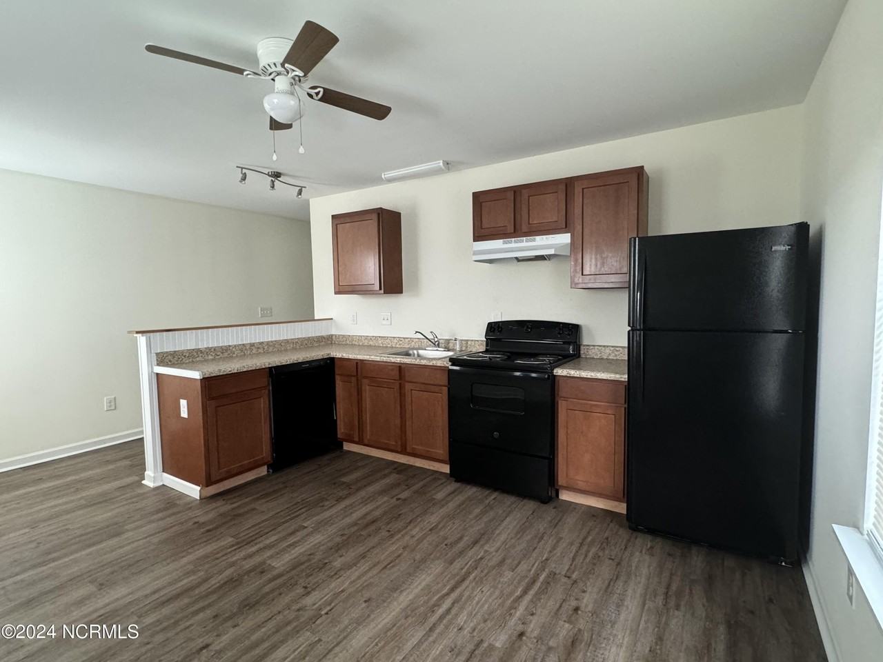609 N 8th St #B - Photo 2 of 6