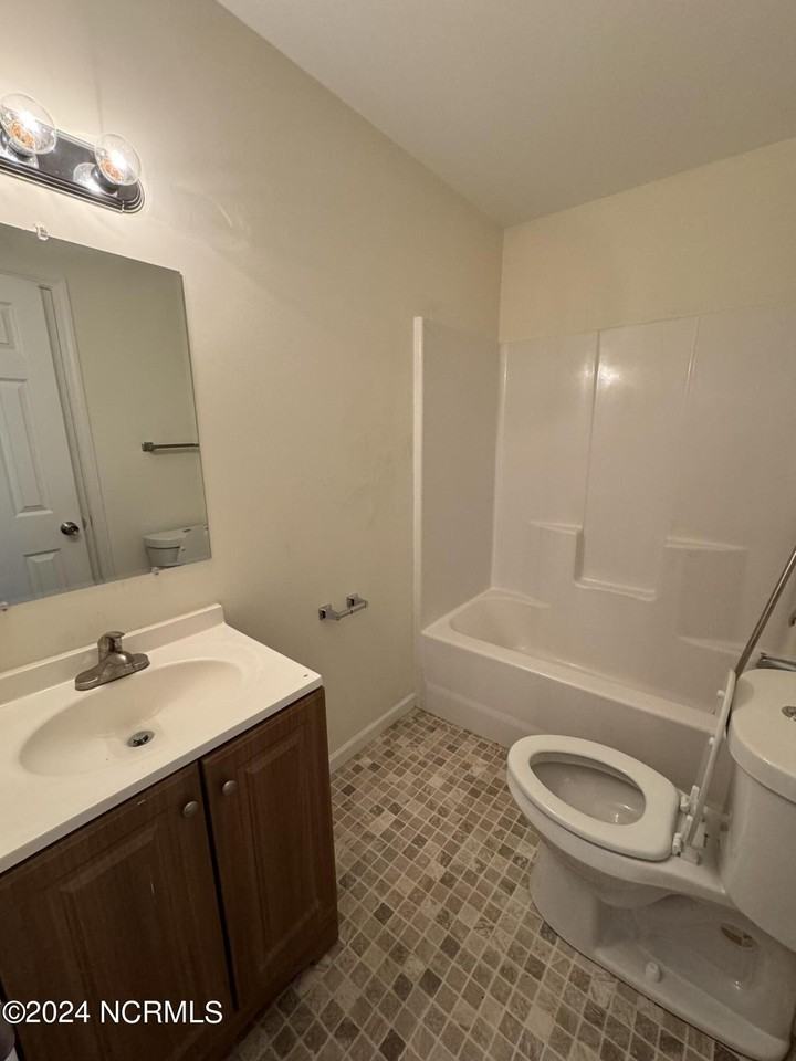 609 N 8th St #B - Photo 4 of 6