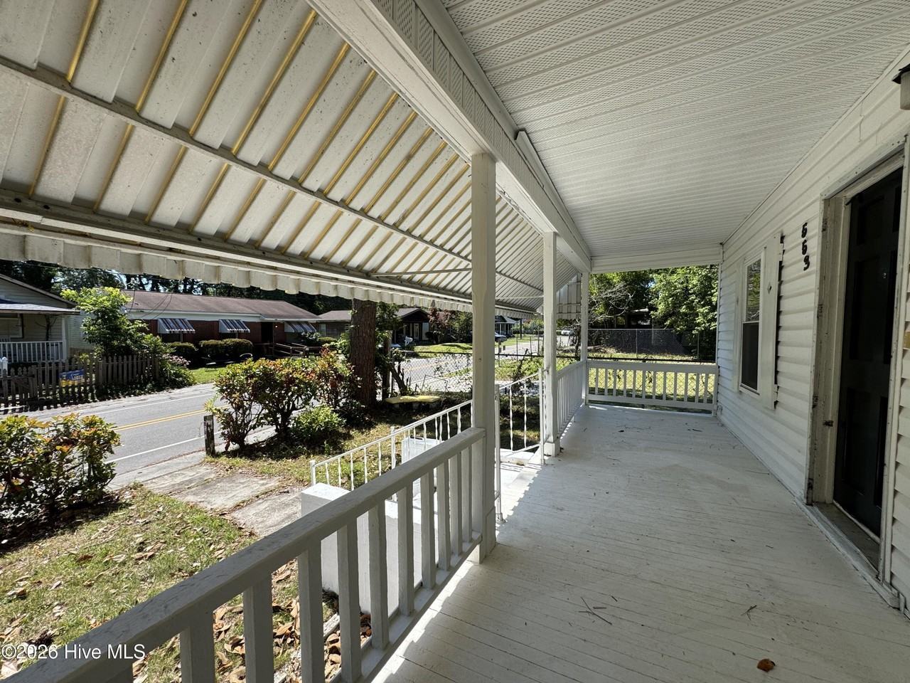 553 Manly Ave - Photo 4 of 27