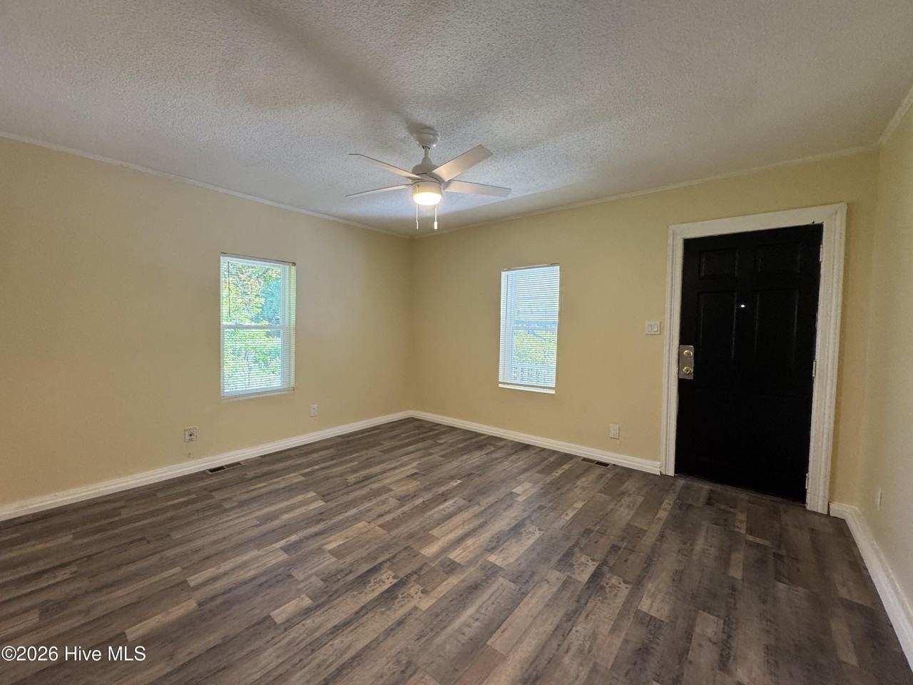 553 Manly Ave - Photo 5 of 27