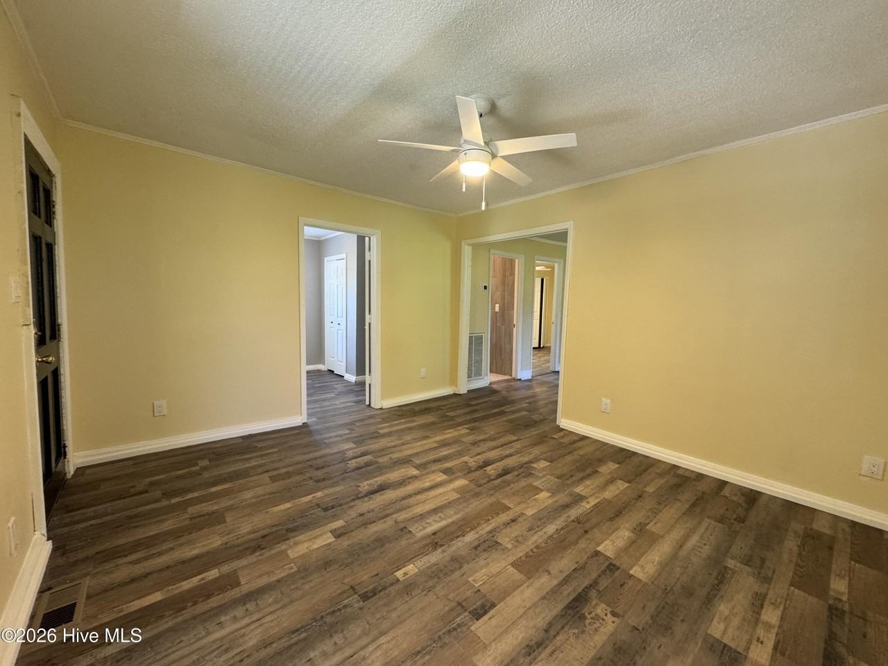 553 Manly Ave - Photo 6 of 27