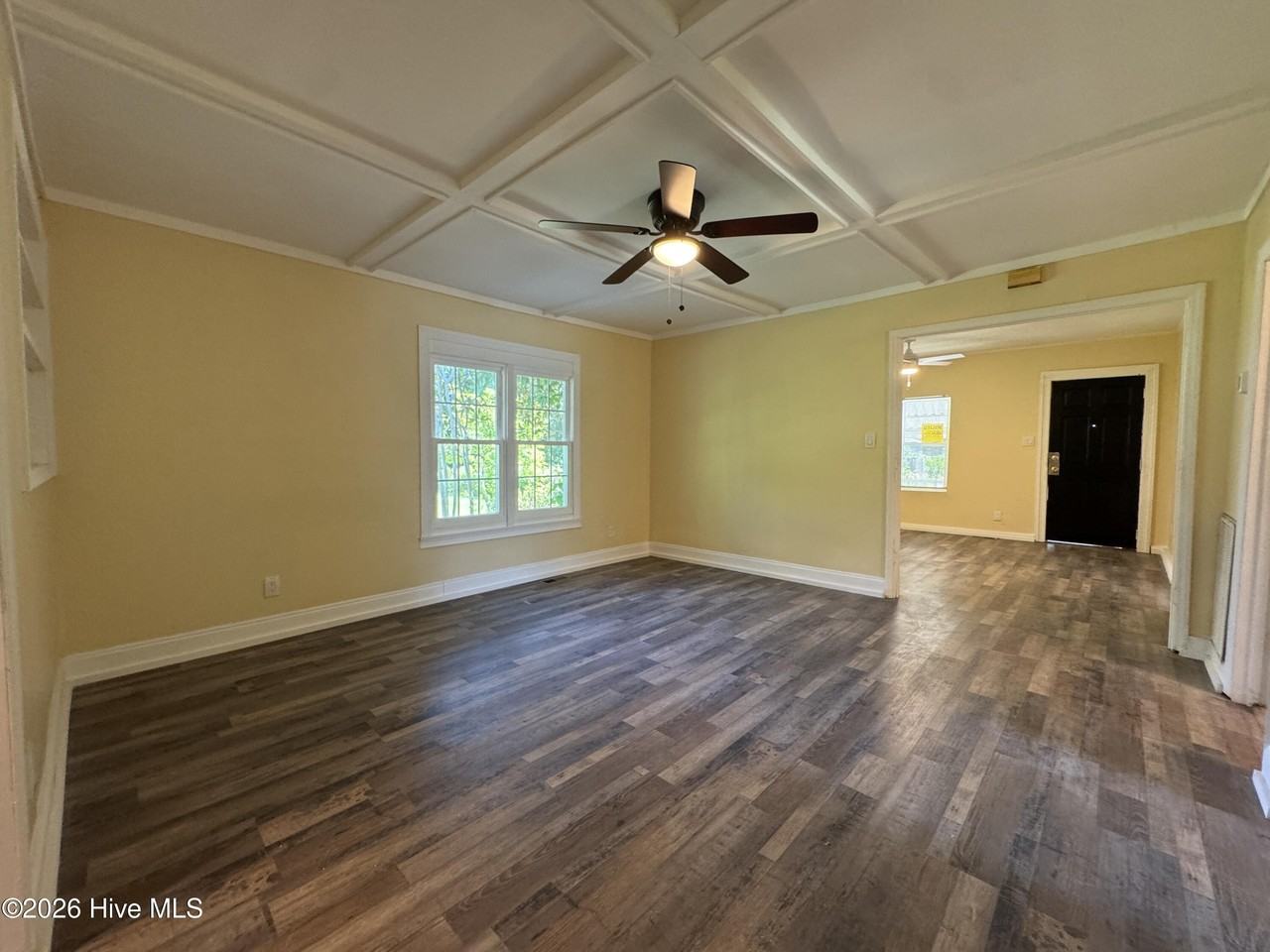 553 Manly Ave - Photo 7 of 27
