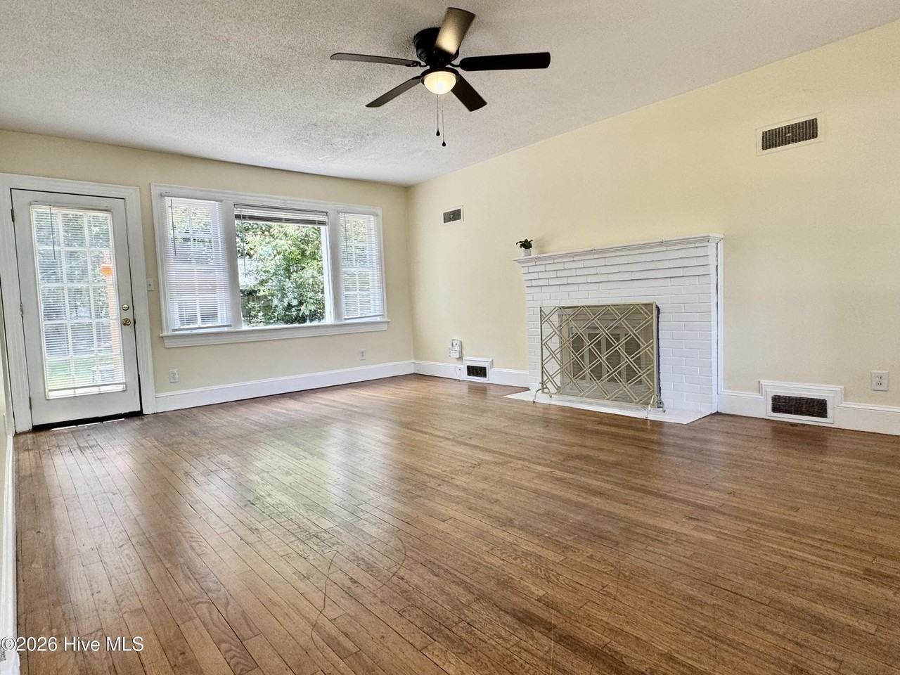1912 E 4th St - Photo 2 of 23