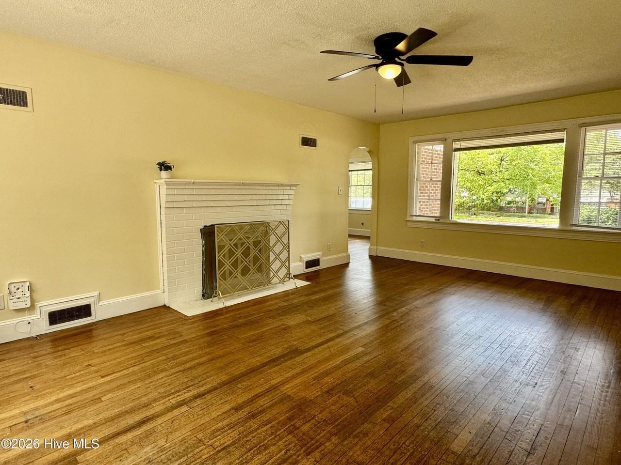1912 E 4th St - Photo 5 of 23