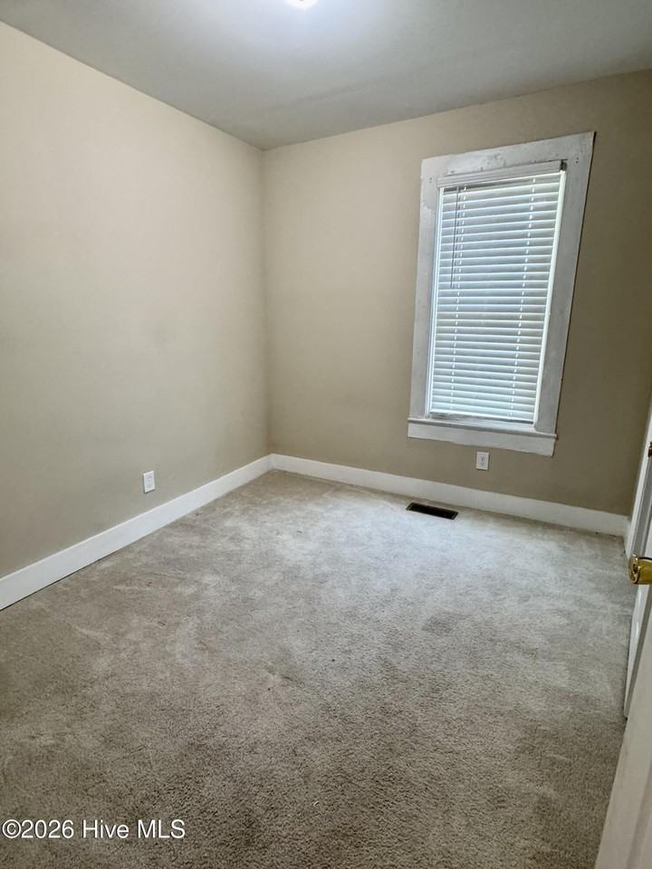 1105 College St - Photo 4 of 14