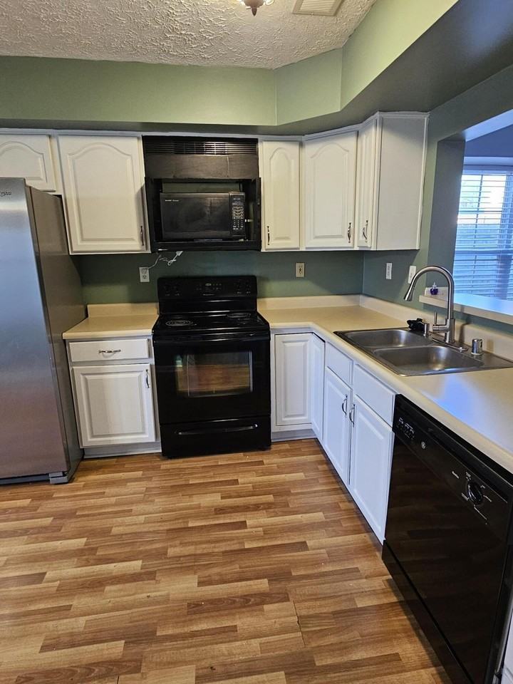 106 Deerfield Ln - Photo 3 of 17