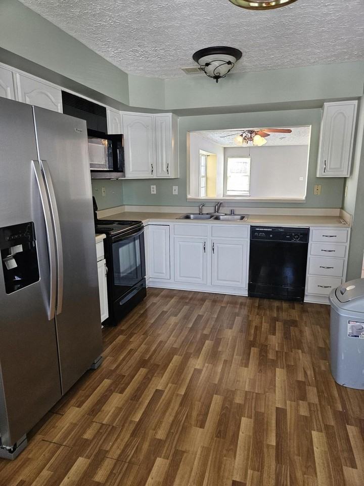 106 Deerfield Ln - Photo 4 of 17