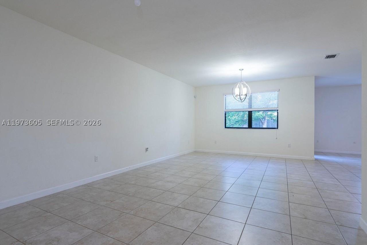 516 Se 35th Ter - Photo 3 of 25