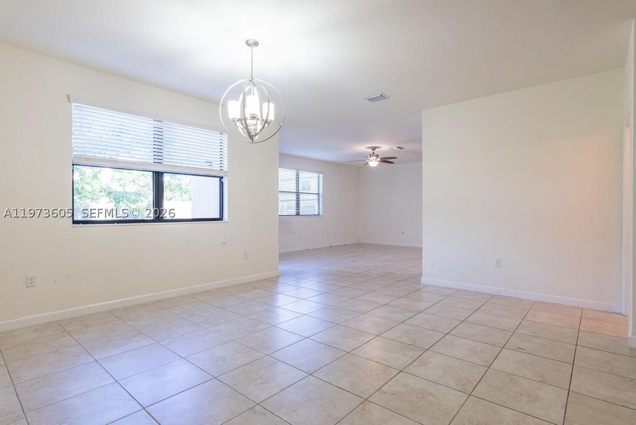 516 Se 35th Ter - Photo 4 of 25