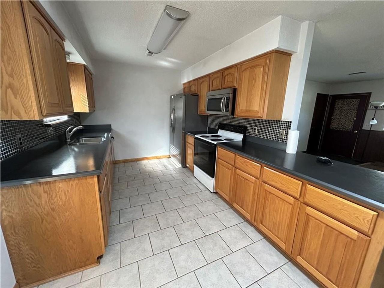 609 Steele Ct - Photo 2 of 9