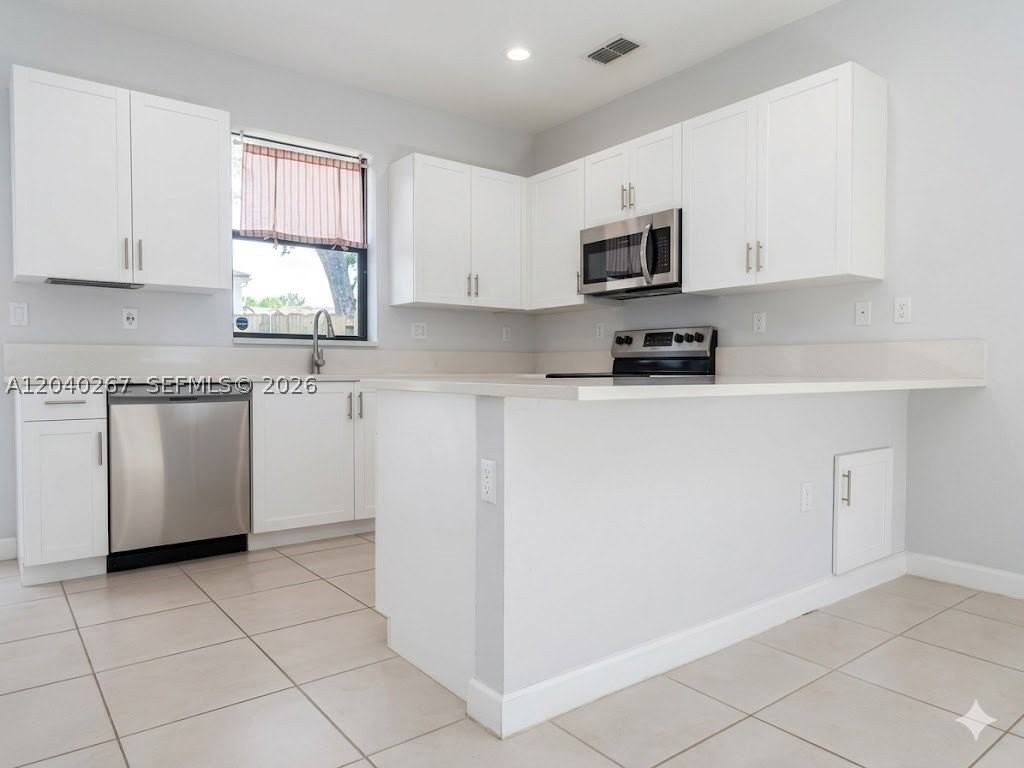 1523 Sw 29th St #1523 - Photo 5 of 15