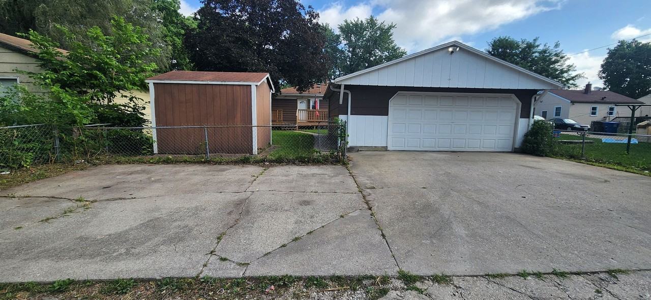 2405 Maple St - Photo 2 of 29