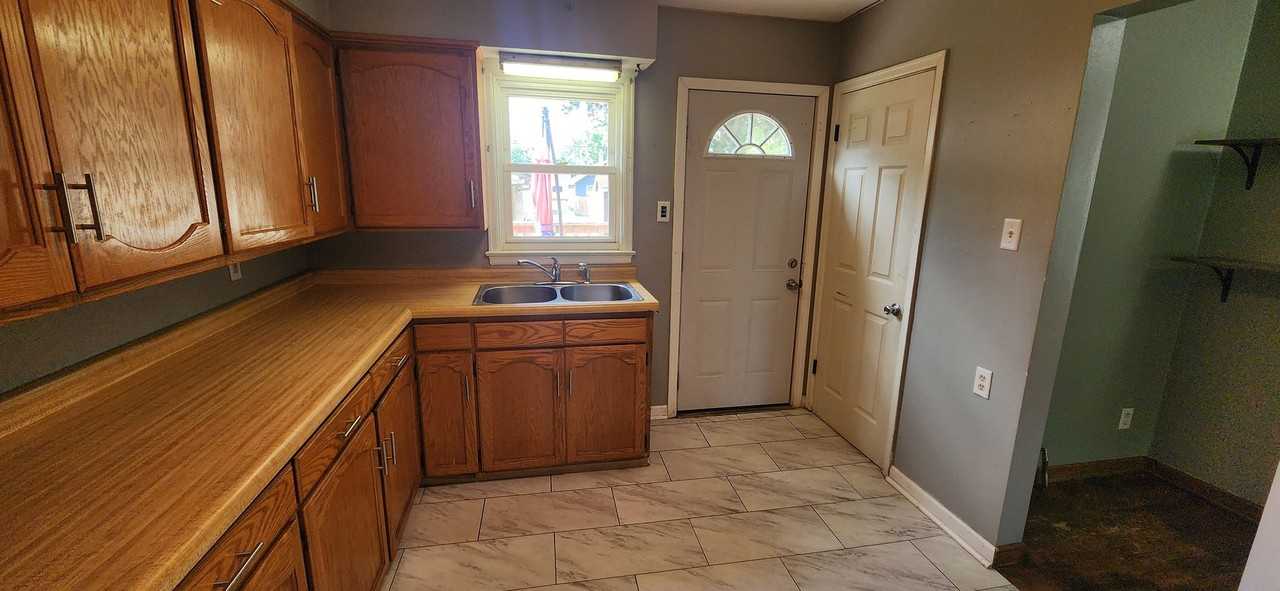 2405 Maple St - Photo 6 of 29