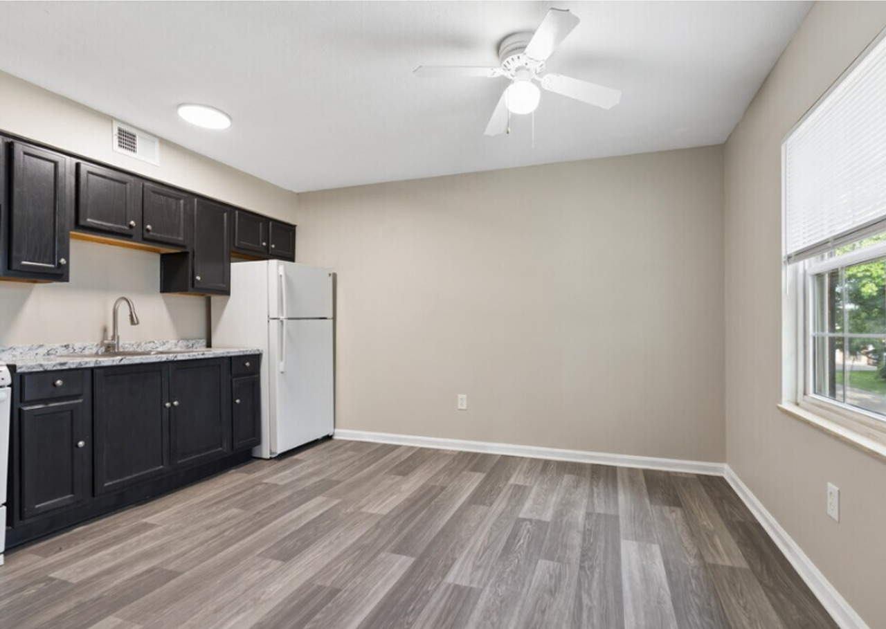 Colonial Oaks Apartments - Photo 2 of 12