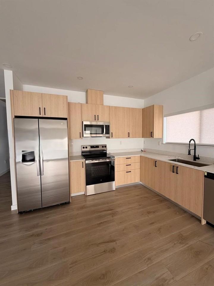 831 Se 9th Ave - Photo 2 of 7